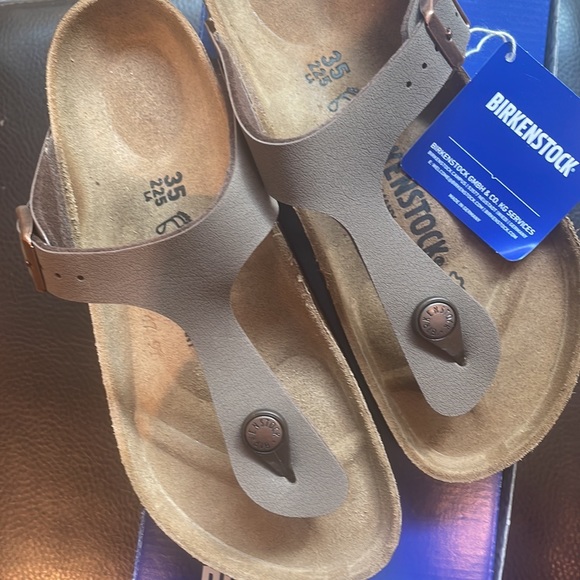 Birkenstock Gizeh sandals color is Mocca - Picture 3 of 5